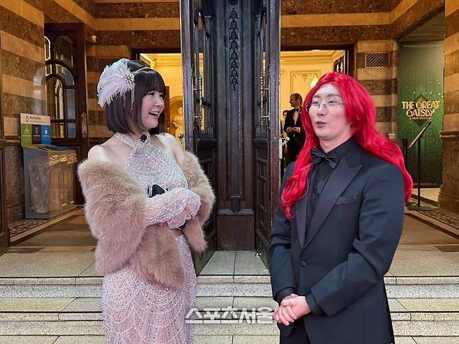 개그맨 이창호(오른쪽)이 지난 24일(현지 시간) 영국 런던 콜리세움에서 진행된 뮤지컬 ‘위대한 개츠비’ 개막 축하 레드카펫 행사에 참석했다. 사진 | 표권향 기자 gioia@sportsseoul.com