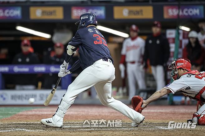 롯데 손호영이 25일 인천SSG랜더스필드에서 열린 2025 KBO리그 정규시즌 SSG전 11회초에서 역전 적시타를 때리고 있다. 사진 | 롯데 자이언츠