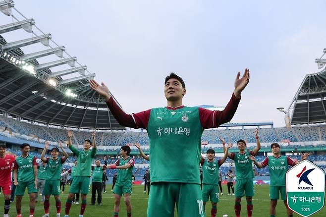 대전 주민규가 27일 강원전에서 승리를 이끈 뒤 팬 앞에서 세미너리를 펼치고 있다. 사진 | 한국프로축구연맹