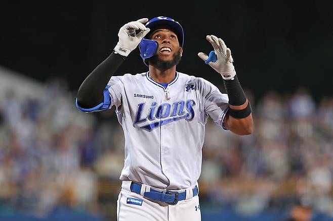 삼성 디아즈가 25일 대구삼성라이온즈파크에서 열린 2025 KBO리그 NC전에서 4회말 투런포를 때린 후 홈에 들어오며 세리머니를 하고 있다. 이날 디아즈는 홈런 세 방을 몰아쳤다. 사진 | 삼성 라이온즈