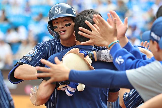 삼성 구자욱이 27일 대구삼성라이온즈파크에서 열린 2025 KBO리그 NC전에서 1회말 투런포를 때린 후 홈으로 돌아와 동료들과 기쁨을 나누고 있다. 사진 | 삼성 라이온즈
