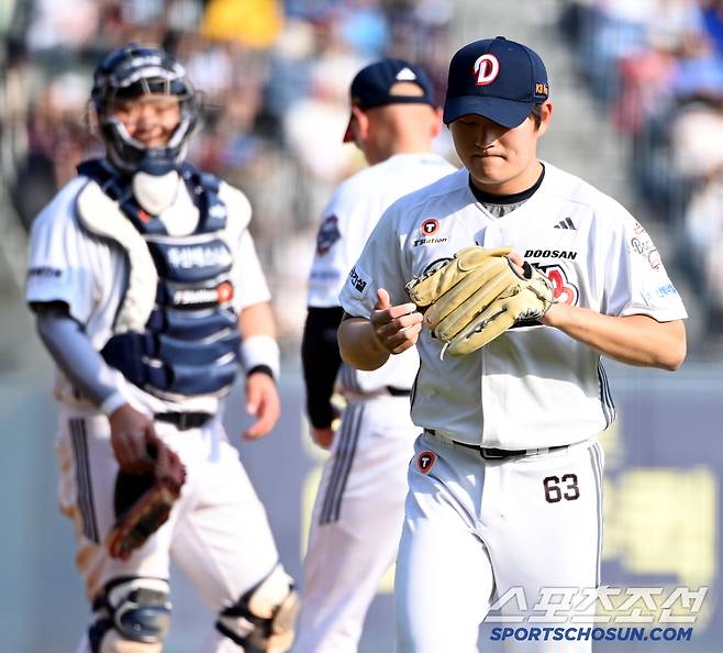 26일 잠실야구장에서 열린 롯데와 두산의 경기, 9회초 두산 김택연이 마운드를 내려가고 있다. 허상욱 기자wook@sportschosun.com/2025.04.26/