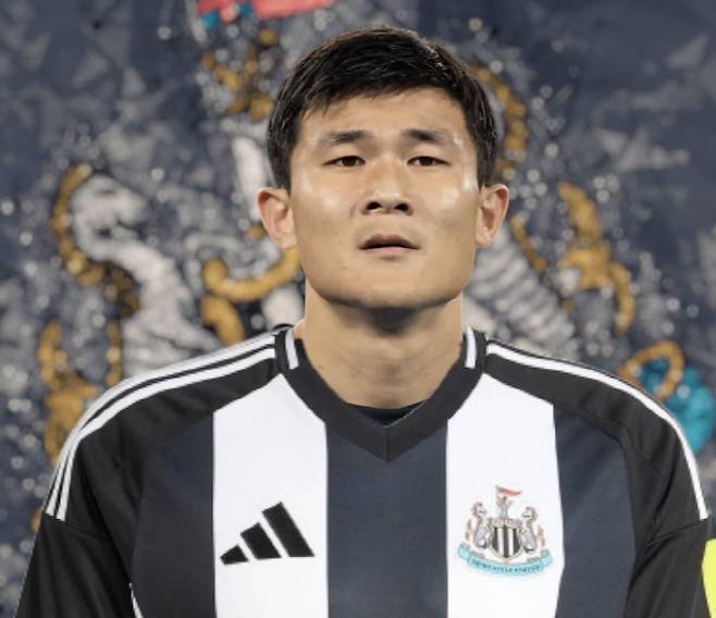 [스포츠조선 강우진 기자]김민재가 잉글랜드 프리미어리그(EPL)의 뉴캐슬 유나이티드와 강하게 연결되고 있다. 뉴캐슬 유나이티드가 바이에른 뮌헨의 수비 핵심 자원 김민재 영입을 추진하고 있다는 소식이다.

영국 더하드태클은 28일(한국시각) 뉴캐슬이 다음 시즌 수비 보강에 나섰고, 김민재에 주목하고 있다고 보도했다. 김민재의 영입 시기는 이번 여름이 될 것으로 보인다. 바이에른 뮌헨에서 방출 가능성이 언급되면서 이 기회를 잡는다는 것이다. 김민재의 이적료는 4000만 파운드(약 766억원) 수준으로 예상되고 있다. 사진=SNS