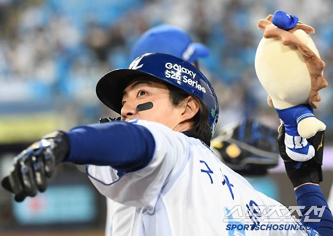25일 대구 라이온즈파크에서 열린 NC-삼성전. 4회말 1사 1, 2루 구자욱이 3점 홈런을 치고 들어와 관중석을 향해 기념 인형을 던지고 있다. 대구=정재근 기자 cjg@sportschosun.com/2025.3.25/