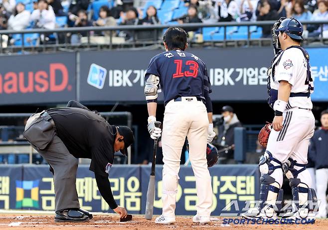 첫 두산 원정에 나선 전민재가 주심의 배려속 친정팀 팬들에게 인사하고 있다. 잠실=정재근 기자 cjg@sportschosun.com/2025.4.25/