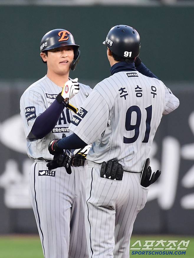 1회 1사 만루. 2타점 2루타 날린 한화 이진영.