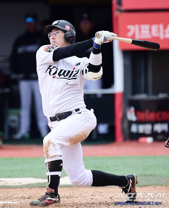 13일 수원 케이티위즈파크에서 열린 KT와 삼성의 경기. 타격하는 KT 허경민. 수원=송정헌 기자songs@sportschosun.com/2025.04.13/