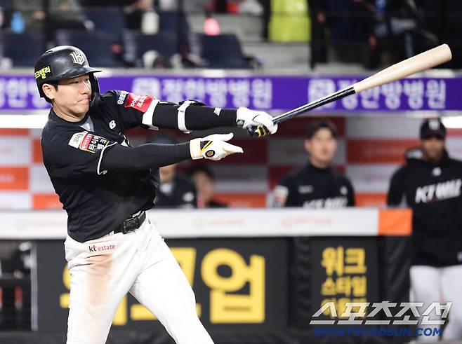 25일 대전 한화생명볼파크에서 열린 한화와 KT의 경기. 4회 선두타자 안타를 날린 KT 오윤석. 대전=송정헌 기자songs@sportschosun.com/2025.04.25/