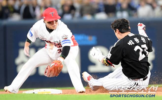 2루수 김선빈 태그를 피해 간발의 차이로 베이스를 먼저 찍은 박동원.