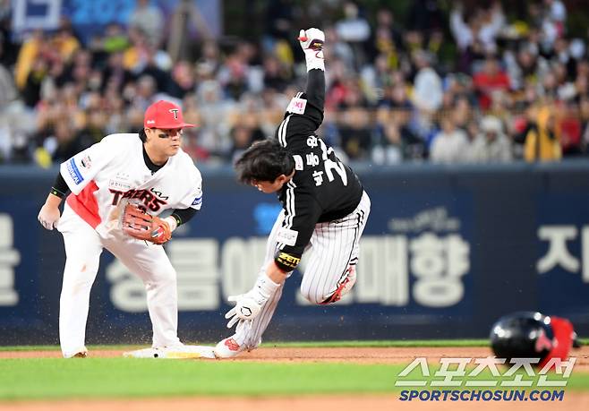 얼마나 전력을 다해 뛰었으면 박동원의 헬멧은 저 멀리 떨어져 있었다.