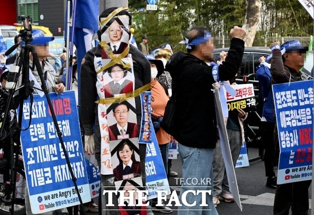 자유문화국민연합이 주최하는 탄핵기각 즉각복귀 애국시민과 함께하는 문화콘서트가 지난달 23일 오후 서울 종로구 계동 현대사옥 앞에서 열린 가운데 참가자들이 구호를 외치고 있다./배정한 기자