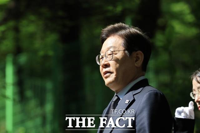 이재명 더불어민주당 대선 후보가 28일 서울 동작구 현충원 박정희 전 대통령 묘소를 참배하고 있다. /남윤호 기자(현장풀)