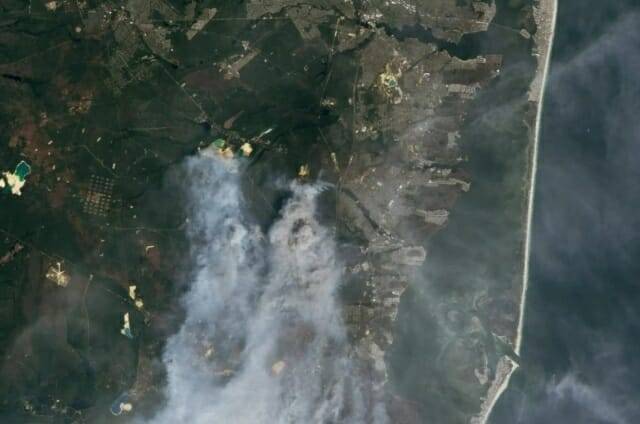 NASA 랜드샛 위성이 촬영한 미국 뉴저지 산불 (출처=미국 지질조사국의 랜드샛 데이터를 사용해촬영한 NASA 지구 관측소 이미지)
