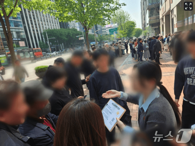 서울 서초구 강남역 근처 SK텔레콤 대리점에서 직원들이 유심교체 서비스를 안내하고 있다. 2025.04.28/뉴스1 김정현 기자