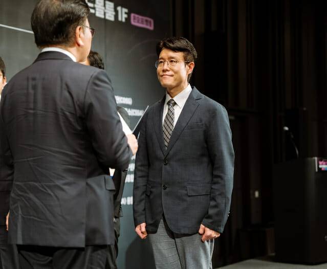 박기웅 세종대 정보보호학과 교수(오른쪽)가 과기정통부 장관상을 받고 있다