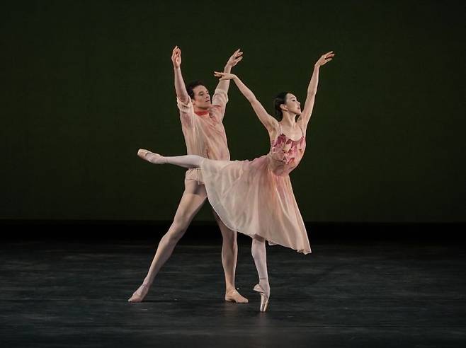 ABT 수석 무용수 서희(오른쪽)와 코리 스턴스가 '나뭇잎은 바래어 가고' 공연을 하고 있다.   [사진 제공= GS문화재단, (c)YOON6PHOTO]