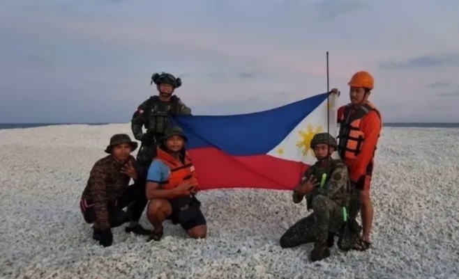 최근 중국 해안경비대원들이 필리핀과 영유권 분쟁 중인 남중국해(필리핀명 서필리핀해)의 작은 암초를 점거했다며 오성홍기를 든 사진을 공개하자 필리핀도 같은 방식으로 맞대응했다. NTF-WPS