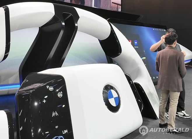 BMW가 2025 상하이오토쇼에서 차세대 신차에 적용될 소프트웨어 중심의 콕핏을 공개했다. (오토헤럴드 김흥식 기자)