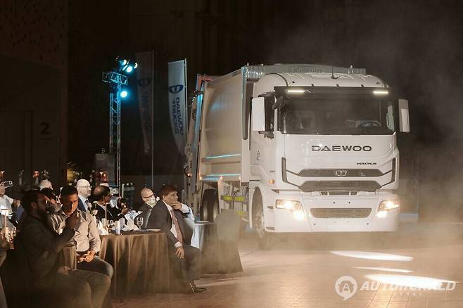 두바이 현지 행사에서 막시무스를 선보이고 있다 (타타대우모빌리티)