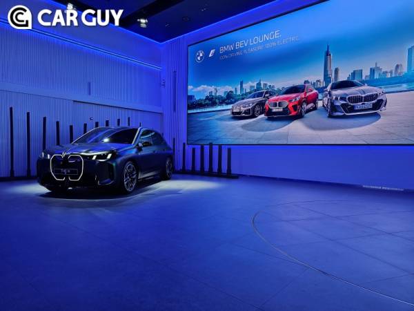 <div><br> <div> <div>인천 영종 국제도시에 위치한 BMW 드라이빙 센터에서 전기차를 체험해 보는 i인덕션 프로그램에 참여했다. 가장 먼저 눈에 들어온 모델은 새롭게 출시되는 플래그십 전기차 IX의 부분변 ㅌ 경 모델이다. <div><br> <div><br> <div><br> <div>블랙 무광 컬러와 조금 더 날카롭게 다듬은 새로운 디자인이 어우러져 기존에 어색하고 둔탁해 보였던 외관 이미지를 한층 강렬하고 단단한 이미지로 변모시켰다. <div><br> <div> <div><br> <div> <div> <div><br> <div> <div>BMW는 국내 판매 중인 수입차 브랜드 중 가장 폭넓은 전기차 라인업을 운영 중인데 심지어 국내에 공장이 있는 일부 국산차 브랜드들보다 많은 라인업을 국내 판매 중이다. 거기에 걸맞게 충전 인프라 또한 2400개의 자체 충전기를 운영한다. <div><br> <div><br> <div><br> <div>오늘 프로그램은 총 3가지 코스로 운영된다. 첫 번째 코스는 오버스티어와 드리프트를 체험하는 코스로 처음부터 가장 강력한 코스를 만났다. <div><br> <div> <div><br> <div> <div> <div><br> <div> <div> <div><br> <div> <div>함께할 주인공은 BMW 전기차 라인업 중 가볍고 날렵한 모델인 뉴 i4 eDrive40 이다. 운전석에 앉아 센터에 위치한 시동 버튼을 눌러 i4의 심장을 깨웠다. 시승한 i4는 부분변경된 신형이다. 4시리즈의 전동화 버전이다. 250kW 출력의 후륜 모터를 기반으로 제로백 5.6초의 성능을 발휘한다. <div><br> <div><br> <div><br> <div>1회 충전 주행 가능 거리는 420km이다. 신형 i4는 BMW답게 두툼하고 그립감 좋은 스티어링휠이 적용되어 있다. 스포티한 디자인의 D컷 스타일이 적용되어 있다. 사실 멋을 위한 것도 있지만 스티어링휠을 몸에 가깝게 밀착했을 때도 다리공간 확보가 용이해 스포티한 차량에 잘 어울린다. <div><br> <div> <div><br> <div> <div> <div><br> <div> <div> <div><br> <div> <div>오버스티어를 만들어 뒷바퀴를 미끄러지게 하는 연습을 시작했다. 전자 개입을 막기 위해 트랙션 컨트롤은 꺼두었고 회전주행을 하며 왼쪽으로 스티어링을 강하게 꺾는 순간 액셀에 힘을 주어 뒷바퀴를 미끄러트렸다. 공도에서는 실제 해보기 힘든 상황을 직접 체험할 수 있어 짜릿함이 전해졌다. <div><br> <div><br> <div><br> <div>쉬운 오버스티어와 타이어 마일리지를 위해 노면에는 지속적으로 물이 흐르도록 세팅이 되어 있었다. 하지만 차량 컨트롤은 마음 같지 않았고, 카운터 스티어가 늦어 수차례 스핀을 하기도 했다. 아쉬ㅂ지