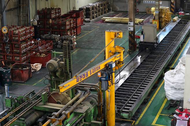 지난 24일 오후 인천 소재 한 제조업 공장에 재고가 쌓여있는 가운데 기계가 멈춰서 있다. /박성원 기자