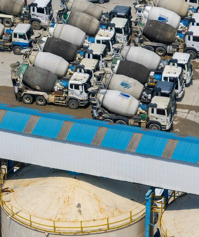 지난 24일 오후 경기도 소재 한 레미콘 공장에 레미콘 차량이 멈춰서 있다./박성원 기자