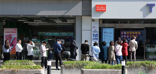 SK텔레콤이 사이버 침해 피해를 막기 위해 전국 2600여곳의 T월드 매장에서 희망 고객들을 대상으로 유심 무상 교체를 진행하는 28일 오전 서울 시내의 한 T월드 매장에서 시민들이 대기하고 있다. /뉴시스