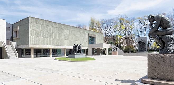 도쿄에 있는 국립서양미술관 전경. 로댕의 조각 ‘생각하는 사람’이 보인다. /일본 국립서양미술관