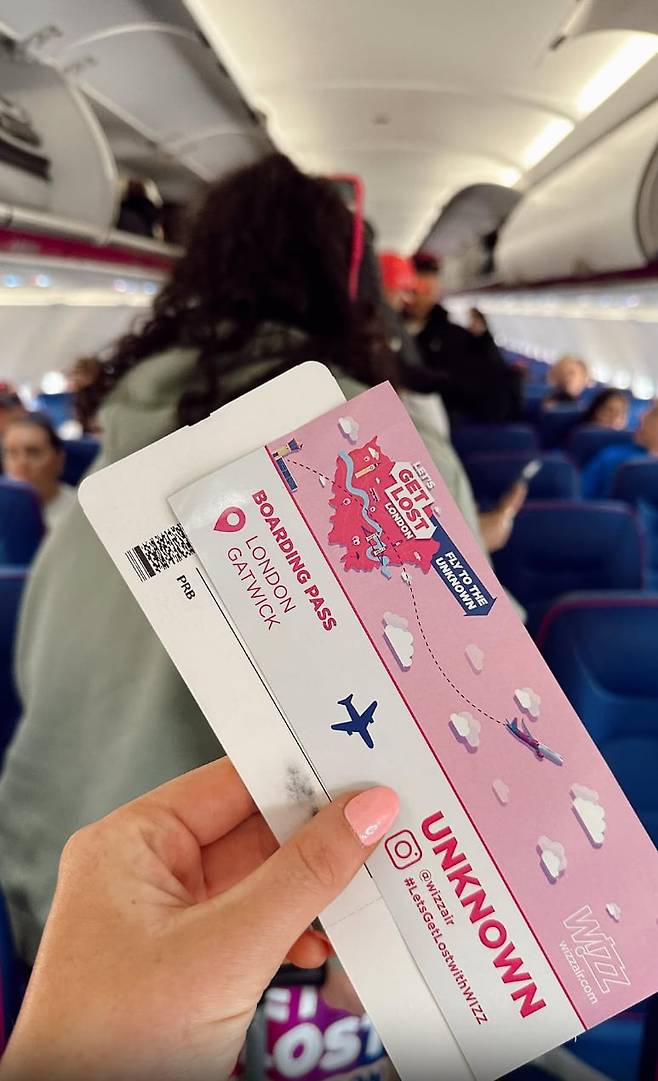 유럽 저가 항공사 위즈에어는 목적지 불명의 항공숙박 패키지 '길을 잃자(Let's Get Lost)'로 인기를 끌고 있다. 지난해 영국 런던 개트윅 공항에서 미스터리 항공권을 들고 기내에 오른 승객의 사진. /인스타그램