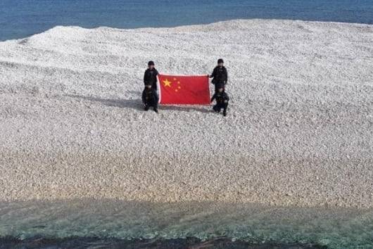 중국 해안경비대가 남중국해 톄셴자오(필리핀명 샌디 케이)에 상륙해 오성홍기를 게양한 모습. /글로벌타임스