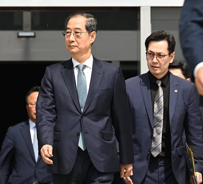 한덕수 대통령 권한대행 국무총리가 24일 오전 서울 여의도 국회에서 열린 본회의에서 추가경정예산안 시정연설 마치고 손영택(오른쪽) 비서실장과 국회 본청을 나서고 있다./뉴스1