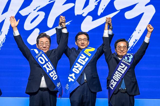 이재명(왼쪽부터), 김경수, 김동연 더불어민주당 대선 경선 후보가 26일 광주 서구 김대중컨벤션센터에서 열린 '제21대 대통령선거 후보자 선출을 위한 호남권 합동연설회'에서 함께 손을 들어 인사하고 있다. /연합뉴스