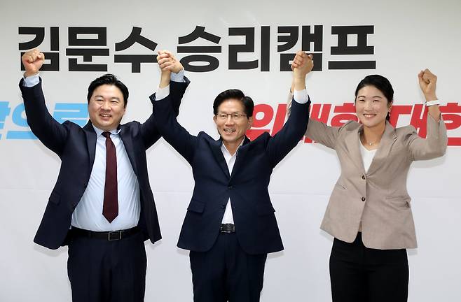[서울=뉴시스] 고승민 기자 = 김문수 국민의힘 대선 경선 후보가 27일 서울 여의도 캠프 사무실에서 지지선언을 마친 김은희(오른쪽) 전 국민의힘 의원, 주현철 변호사와 손을 들어 기념촬영하고 있다. (사진=김문수 캠프 제공) 2025.04.27. photo@newsis.com *재판매 및 DB 금지