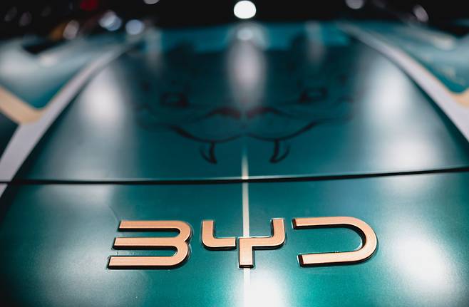 지난 25일 중국 상하이 오토쇼에 전시된 비야디(BYD) 차량에 로고가 새겨진 모습. /EPA 연합뉴스