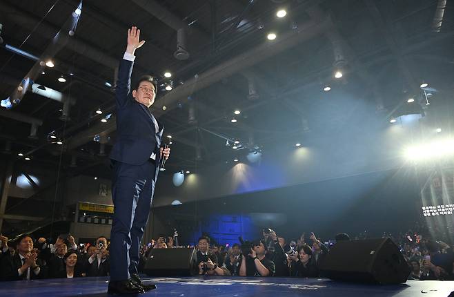 21대 대선 더불어민주당 후보로 선출된 이재명 후보가 27일 경기 고양시 킨텍스에서 열린 수도권·강원·제주 합동연설회에서 수락 연설을 하기 전 인사하고 있다./뉴스1