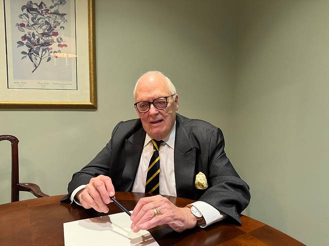 에드윈 퓰너 헤리티지재단 창립자가 본지와 인터뷰를 하고 있다. /워싱턴=김은중 특파원