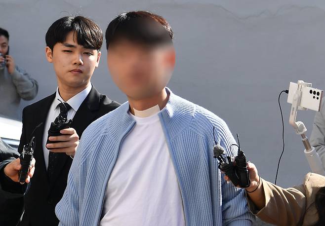 음주운전 의심 차량 추격·검거 콘텐츠를 생중계하는 과정에서 교통사망 사고를 유발한 유튜버 A씨가 지난해 11월 13일 오전 광주지법 101호 법정에서 열린 구속 전 피의자 신문(영장실질심사)에 출석하고 있다. /뉴시스