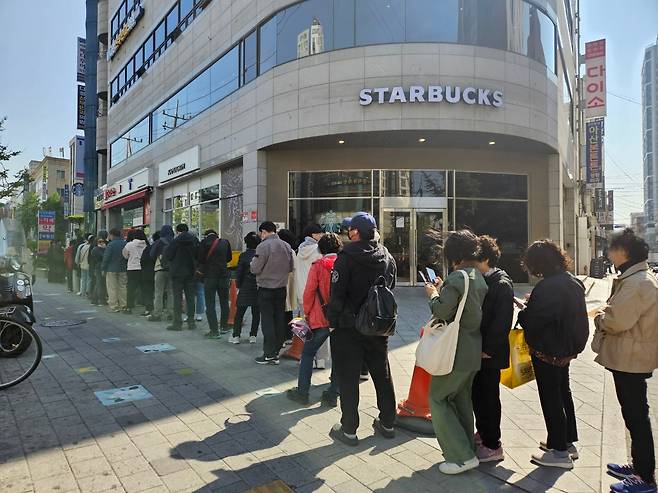 28일 오전 9시 30분 서울 동대문구 장안동 인근 티월드 매장에 유심을 교체하려는 이용자들이 줄을 섰다./ 윤예원 기자