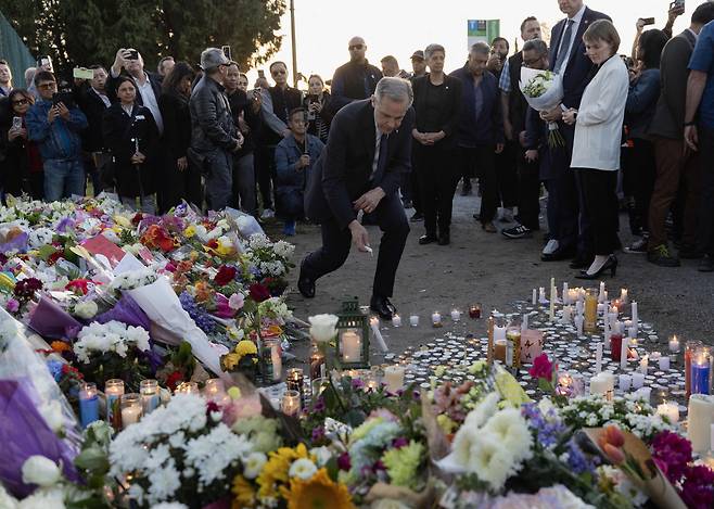 마크 카니 캐나다 총리가 27일 캐나다 밴쿠버에서 열린 라푸라푸 출제 자동차 사고 현장을 찾아 희생자를 추모하고 있다. /연합뉴스