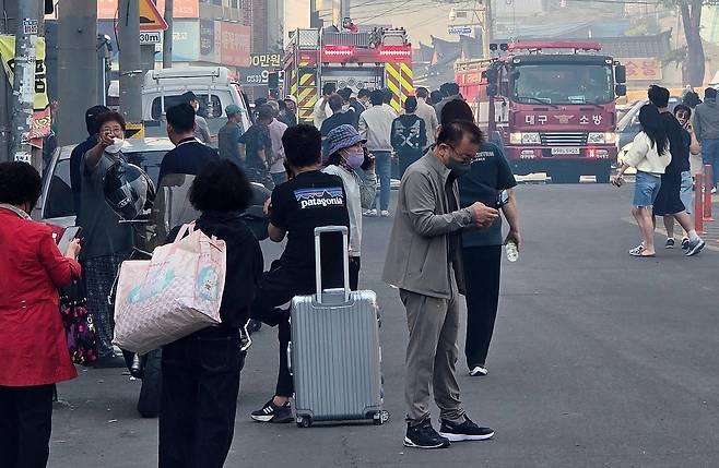28일 대구 북구 노곡동 함지산에서 불이 나 인근 주민들이 대피하고 있다. /뉴스1