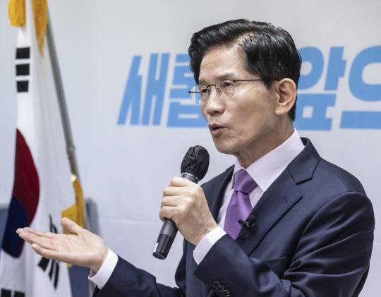 김문수 국민의힘 대선 경선 후보가 28일 서울 여의도 자신의 캠프 사무실에서 가진 정책공약 발표 기자회견에서 수출 5대 강국 공약을 발표하고 있다. 연합뉴스