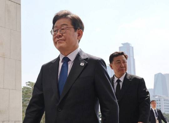 더불어민주당 이재명 대선 후보가 28일 국회에서 열린 당 최고위원회의에 참석하기 위해 본청으로 들어서고 있다. 연합뉴스