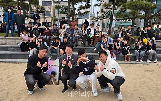 안철수 국민의힘 대선 경선 후보가 27일 오후 부산 수영구 광안리 해수욕장에서 시민들과 사진을 찍고 있다. ⓒ데일리안 고수정 기자
