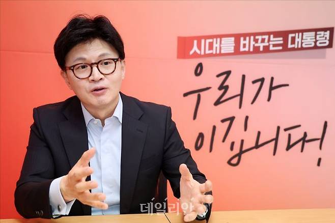 한동훈 국민의힘 대선 경선 후보가 27일 오후 서울 여의도 대하빌딩에 마련된 선거사무소에서 데일리안과 인터뷰를 하고 있다. ⓒ데일리안 홍금표 기자
