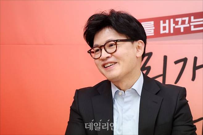 한동훈 국민의힘 대선 경선 후보가 27일 오후 서울 여의도 대하빌딩에 마련된 선거사무소에서 데일리안과 인터뷰를 하고 있다. ⓒ데일리안 홍금표 기자