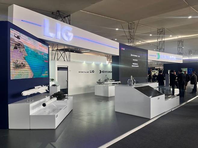 LIG넥스원은 페루 리마에서 열린 국제방산전시회 SITDEF2025에 참가해 함정 전투체계와 다기능 레이더, 해궁·비궁 등 해양 솔루션을 소개했다.ⓒLIG넥스원