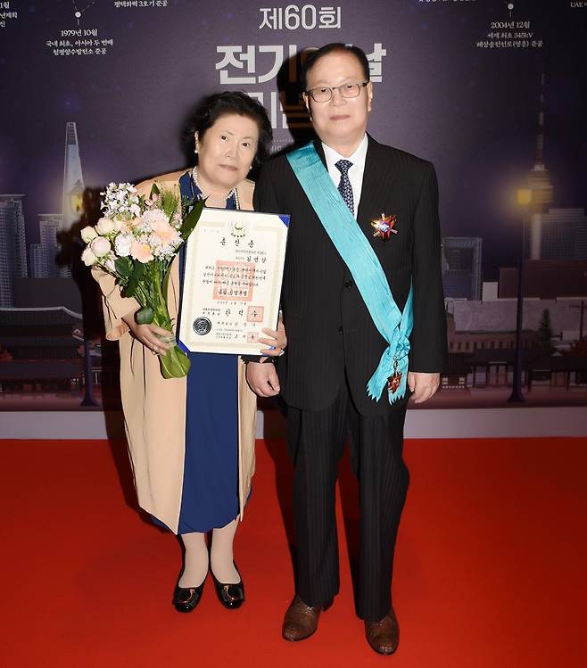 금탑산업훈장 수훈 당시 부인 남덕희 여사와 함께 찍은 사진. 영인에너지솔루션㈜ 제공