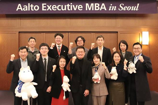 알토대 MBA 동문 및 재학생과 교수진. 뒷줄 왼쪽부터 시계방향으로 김현근 경신홀딩스 책임 매니저, 유석훈 알토대 MBA 본부장, 주길재 GS리테일 팀장, 양승진 LG사이언스파크 팀장, 김재은 알토대 MBA 주임교수, 이석원 비오메리으 코리아 이사, 서수영 AWS 시니어 매니저, 김지은 얼라이언스번스틴자산운용 VP, 문달주 알토대 MBA 주임교수, 김혜자 전 LG 화학 상무, 안영재 한국화학융합시험연구원 책임 연구원, 권상환 효성TNS㈜ 상무. 알토대 제공