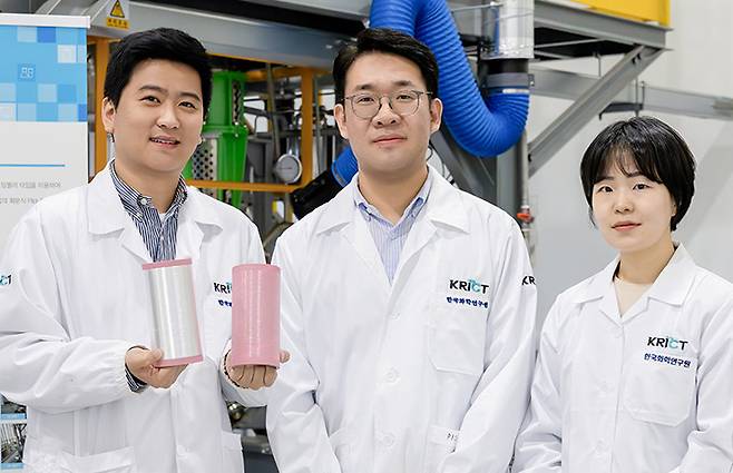 한국화학연구원 정밀바이오화학연구본부의 전현열 책임연구원(왼쪽)과 박성배 선임연구원(가운데), 김효정 선임연구원이 생분해 플라스틱으로 만든 시제품을 제시하고 있다. 한국화학연구원 제공