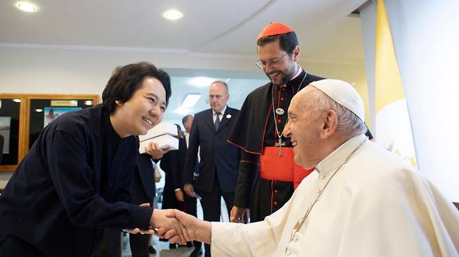 2023년 9월 몽골 주교관에서 몽골을 방문 중인 프란치스코 교황(오른쪽)을 알현하는 팝페라 테너 임형주. 바티칸 뉴스 제공
